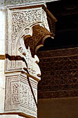 Marrakech - la Madrasa di Ben Youssef, capitello delle colonne del patio centrale.